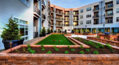 Phoenix Village in Phoenixville, PA - Foto de edificio - Building Photo