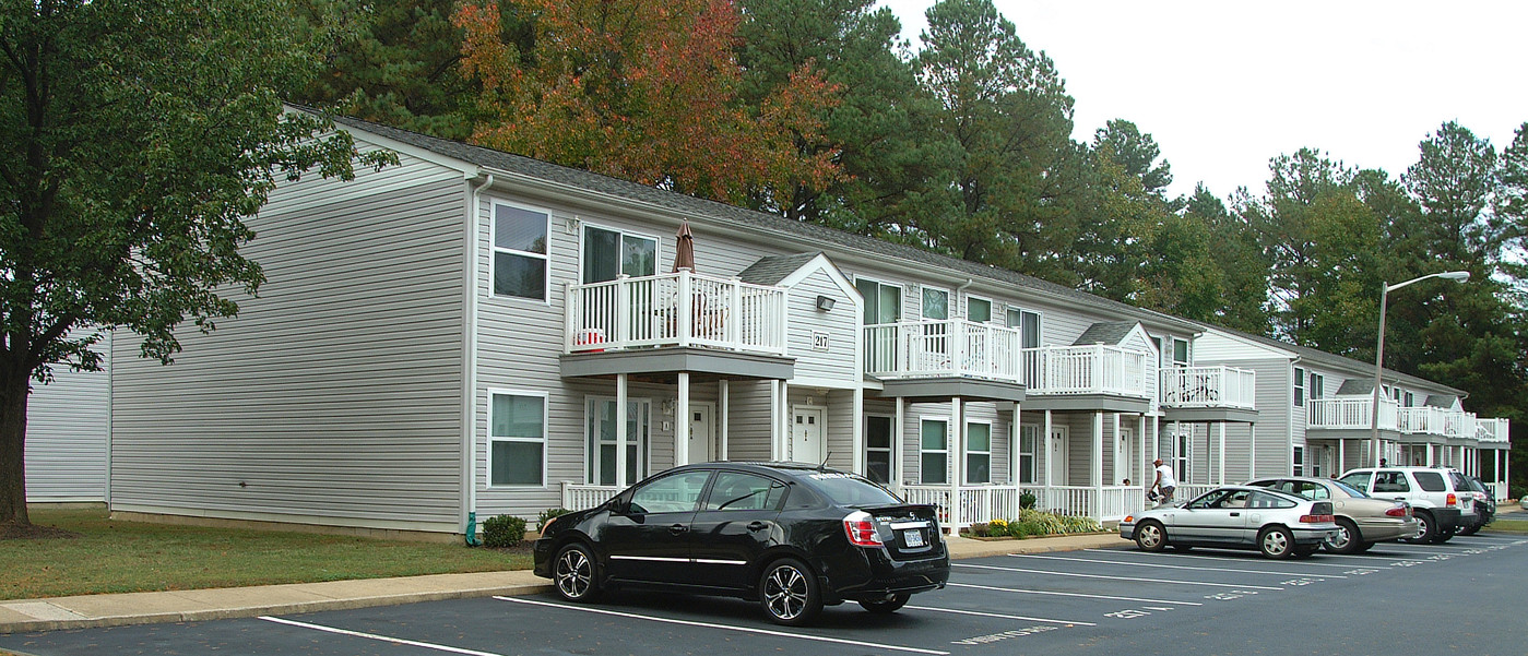 Laurel Woods in Ashland, VA - Building Photo