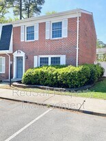 376 Susan Constant Dr in Newport News, VA - Building Photo