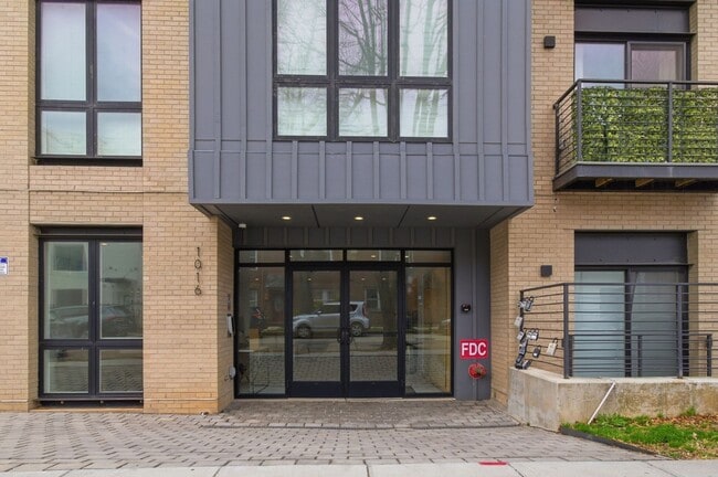 1016 17th Pl NE in Washington, DC - Foto de edificio - Building Photo