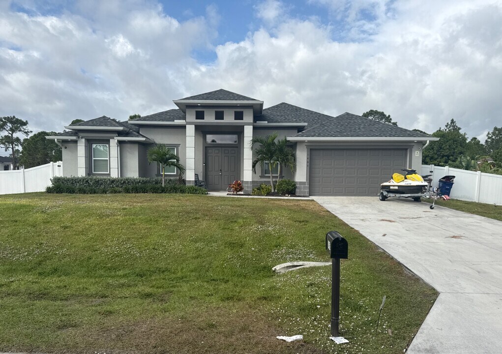 1405 Poinsettia Ave in Lehigh Acres, FL - Building Photo