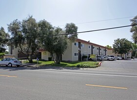 Somerset Apartments in Sacramento, CA - Building Photo