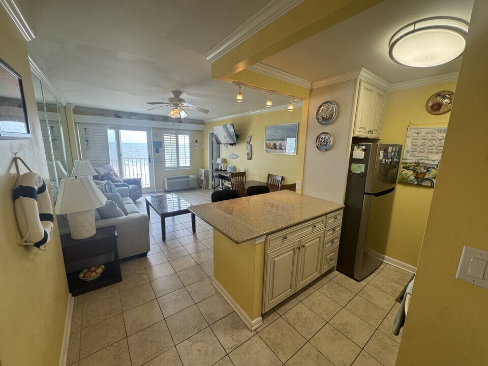 303 Atlantic Ave in Virginia Beach, VA - Building Photo