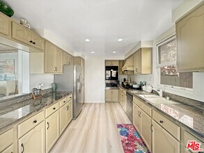 111 Waterview St in Los Angeles, CA - Building Photo - Building Photo