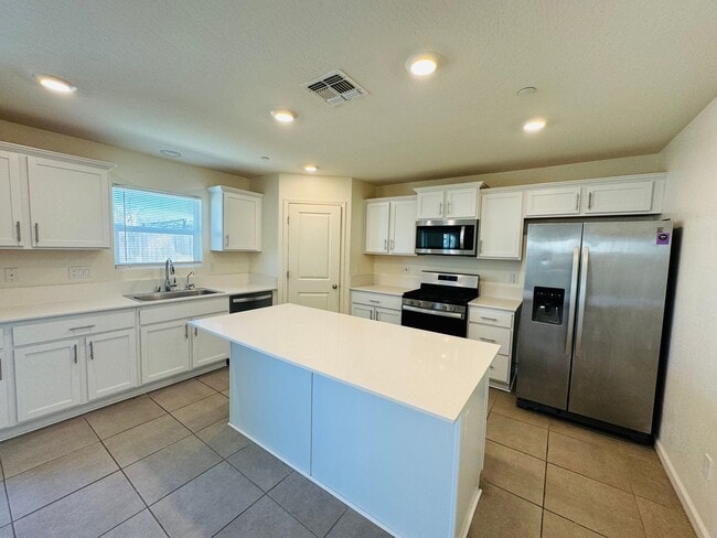 1809 Columbia Dr in Los Banos, CA - Building Photo - Building Photo