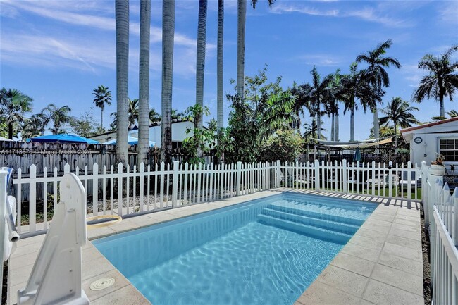 1611 Mayo St in Hollywood, FL - Foto de edificio - Building Photo