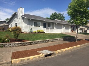4697 Marshall Ave in Eugene, OR - Building Photo - Building Photo