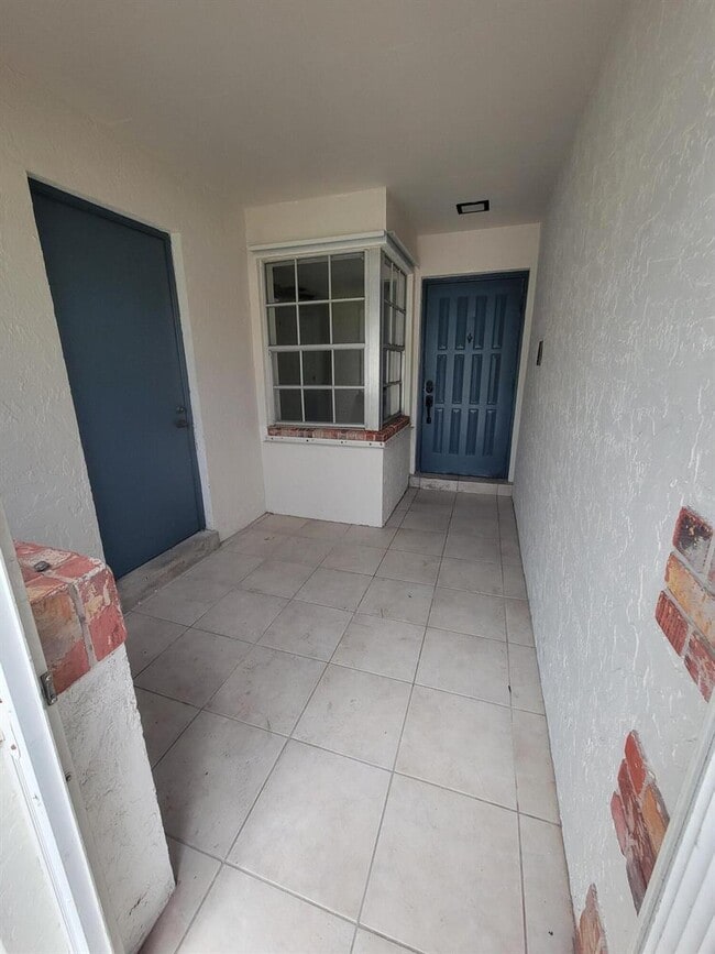 104 Arrowhead Cir in Jupiter, FL - Foto de edificio - Building Photo