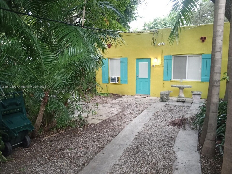 1906 Tigertail Ave in Miami, FL - Building Photo