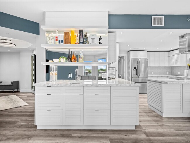 1050 Seminole Dr in Fort Lauderdale, FL - Building Photo - Building Photo