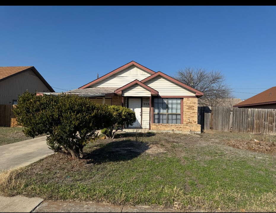 2236 Hilltop Loop in Killeen, TX - Foto de edificio