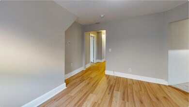 50-56 Burnett St, Unit 3 in Boston, MA - Foto de edificio - Building Photo