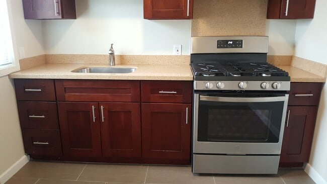 6796-6798 Mission St in Daly City, CA - Building Photo - Building Photo