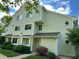 2 Wynwood Dr in Monmouth Junction, NJ - Building Photo