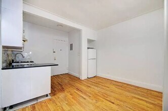 301 E 53rd St in New York, NY - Building Photo - Building Photo