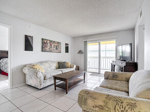 939 Sonesta Ave NE-Unit -204 in Palm Bay, FL - Foto de edificio - Building Photo