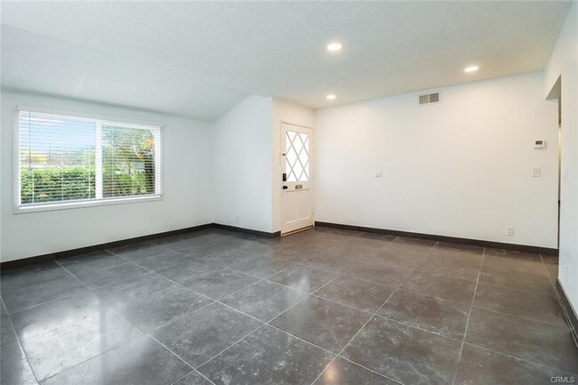 23813 Vanowen St in Los Angeles, CA - Foto de edificio - Building Photo