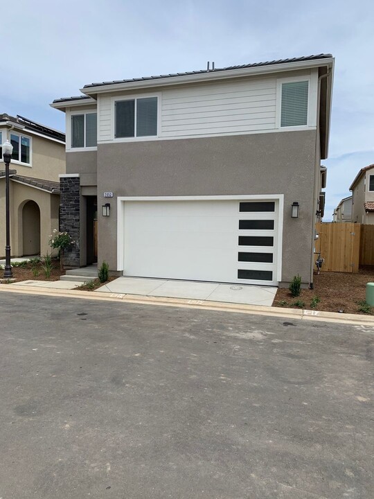 2053 N Playa Ln in Clovis, CA - Building Photo