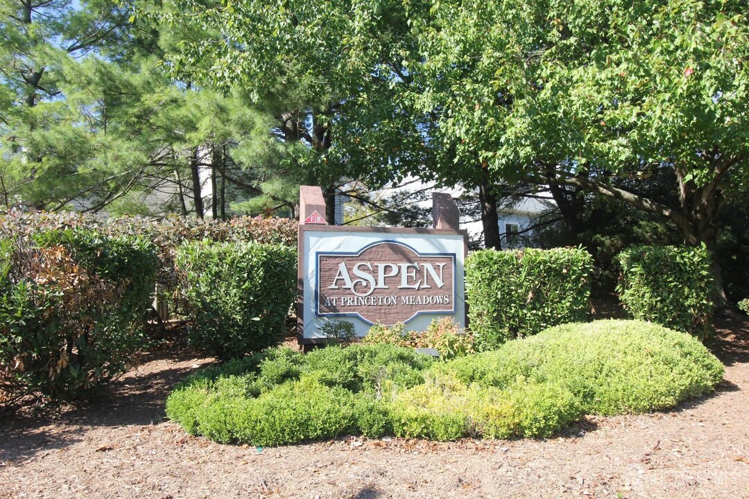 804 Aspen Dr in Plainsboro, NJ - Building Photo