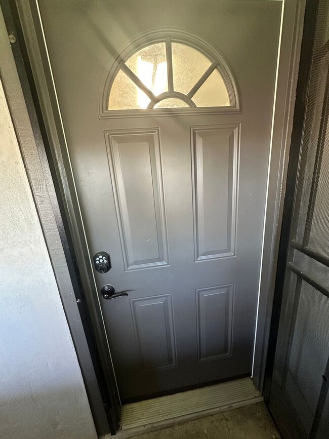 215 Tahoe Ave in Roseville, CA - Building Photo - Building Photo