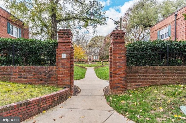 1736 N Rhodes St, Unit 293 in Arlington, VA - Foto de edificio - Building Photo