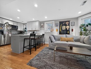 3534 W Wrightwood Ave, Unit G in Chicago, IL - Foto de edificio - Building Photo