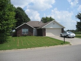 1010 S Liberty Dr in Fayetteville, AR - Building Photo