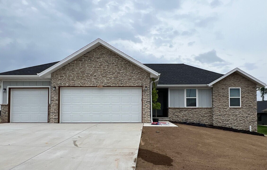 657 S Pinewood Ln in Nixa, MO - Building Photo