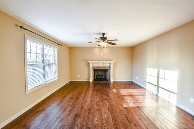 734 Cavalier Dr in Clarksville, TN - Building Photo - Building Photo