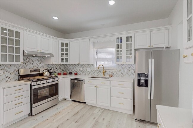 property at 829 Lake Bluff Dr