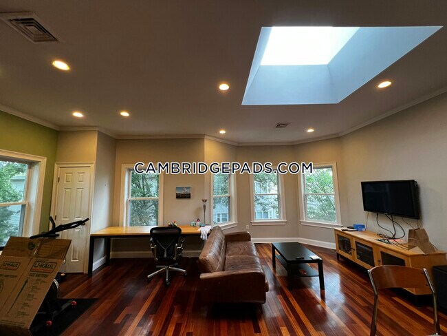10 Bristol St, Unit 3 in East Cambridge, MA - Building Photo - Building Photo