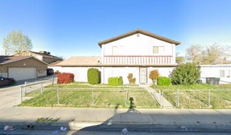 44133 Beech Ave in Lancaster, CA - Building Photo