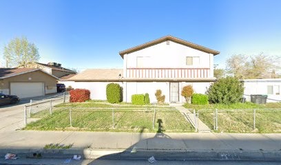 44133 Beech Ave in Lancaster, CA - Building Photo