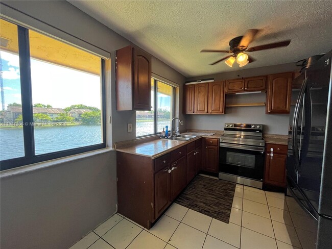 450 NW 214th St in Miami Gardens, FL - Building Photo - Building Photo
