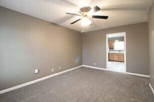 924 Van Buren Ave in Oak Grove, KY - Building Photo