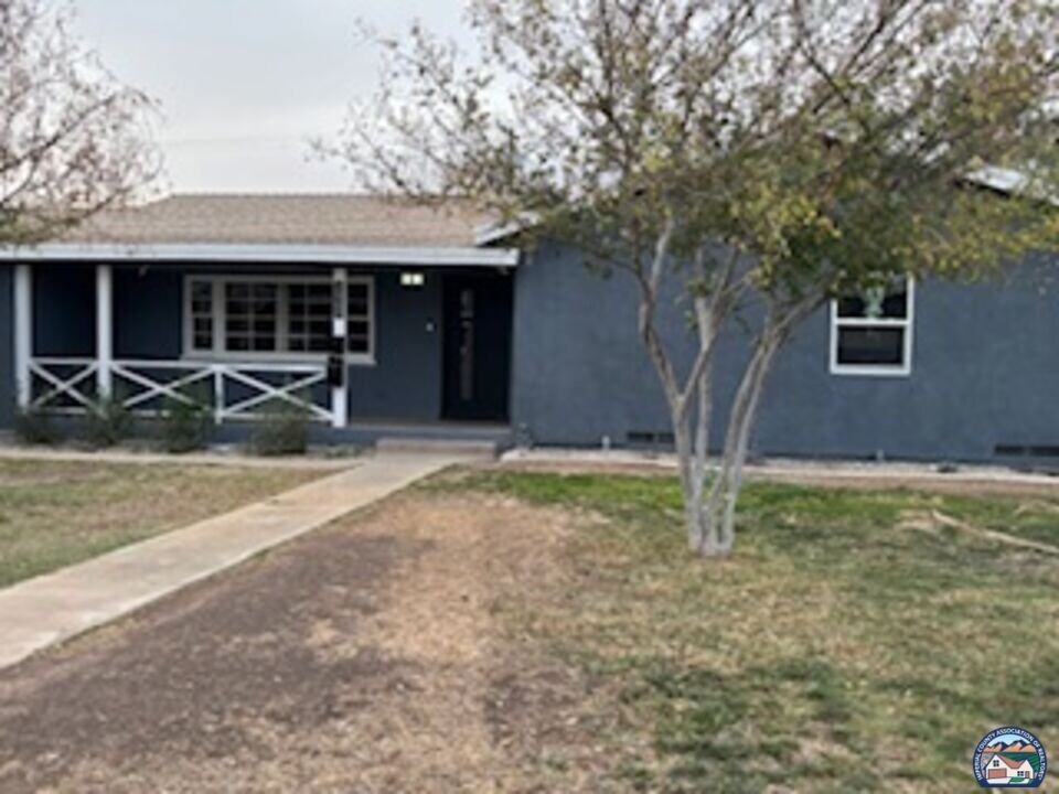 561 Wensley Ave in El Centro, CA - Building Photo