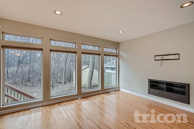 2296 Highwood Ave E in Maplewood, MN - Building Photo - Building Photo