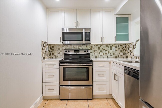 11750 SW 18th St in Miami, FL - Building Photo - Building Photo