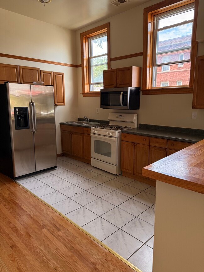 3856 N Bernard St, Unit 1 in Chicago, IL - Foto de edificio - Building Photo