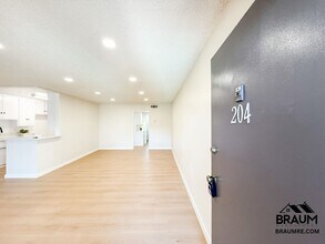 6041 Whitsett Ave in Los Angeles, CA - Building Photo - Building Photo