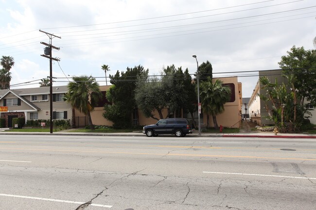 6605 De Soto Ave in Canoga Park, CA - Building Photo - Building Photo