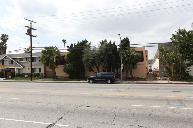 6605 De Soto Ave in Canoga Park, CA - Foto de edificio - Building Photo