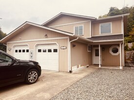 2125 Hamilton Ave in North Bend, OR - Building Photo