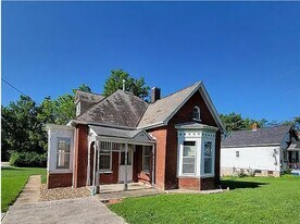 216 E Walton St in Warrenton, MO - Building Photo