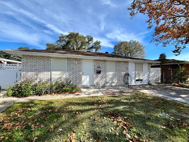 1021 Sandalwood Dr in Harvey, LA - Foto de edificio - Building Photo