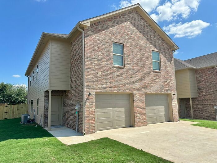 6215 Villa Rosa Way in Tyler, TX - Building Photo