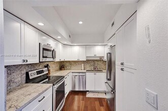 5600 Collins Ave, Unit 5C in Miami Beach, FL - Foto de edificio - Building Photo
