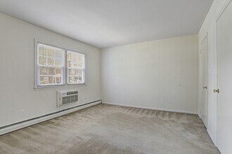 Brookwood Gardens in East Windsor, NJ - Building Photo - Building Photo