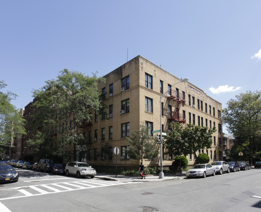 3021 Brighton 13th St in Brooklyn, NY - Foto de edificio