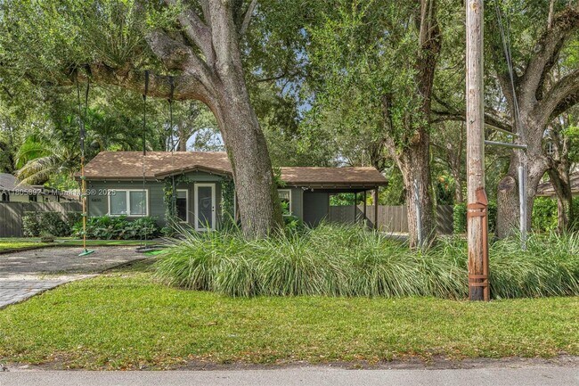 6830 SW 69th Ave in Miami, FL - Building Photo - Building Photo